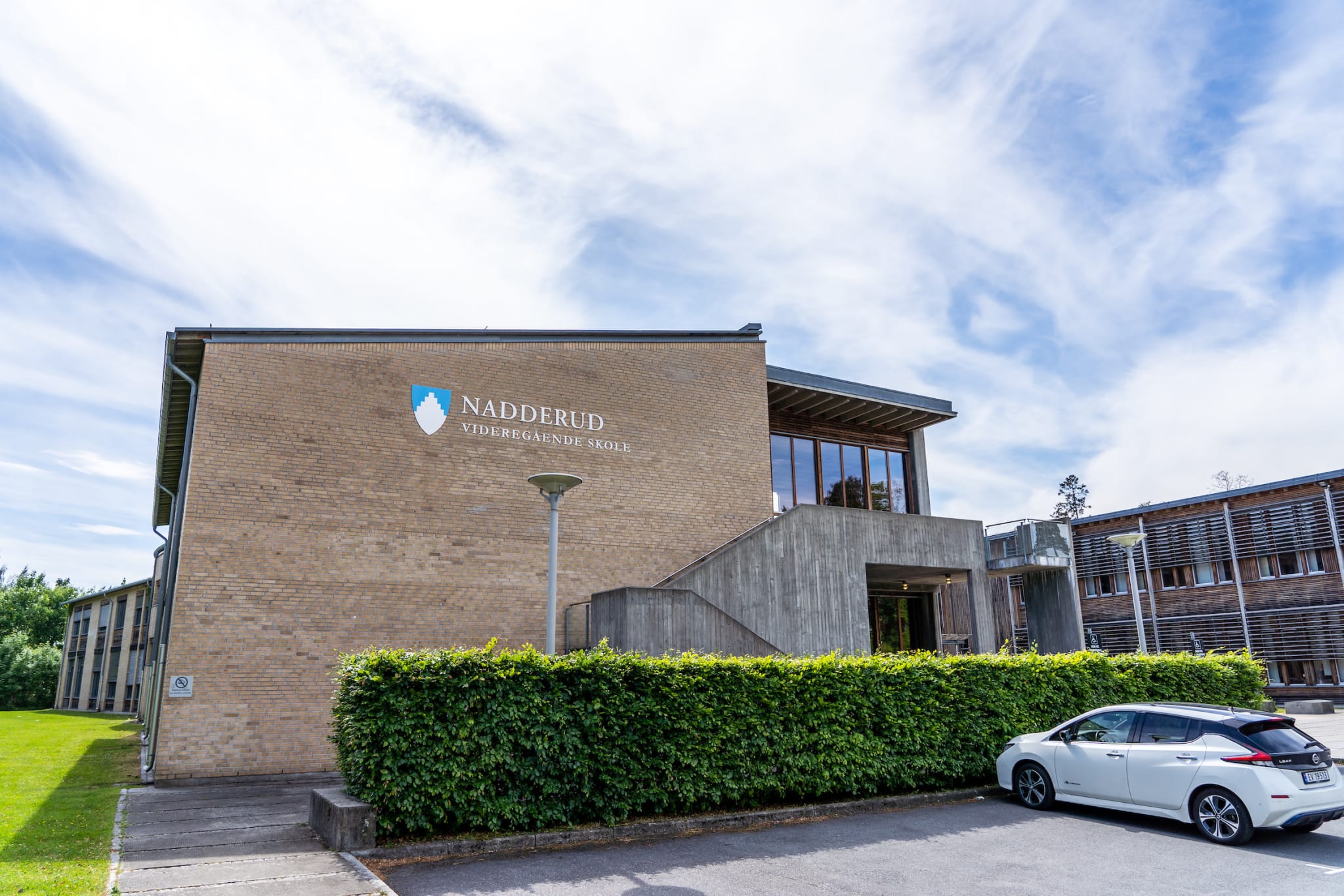 Bekkestua har et rikt og variert tilbud av barnehager og skoler i alle trinn. Blant andre Oslo International School, Nadderud vgs., og Ringstabekk skole.