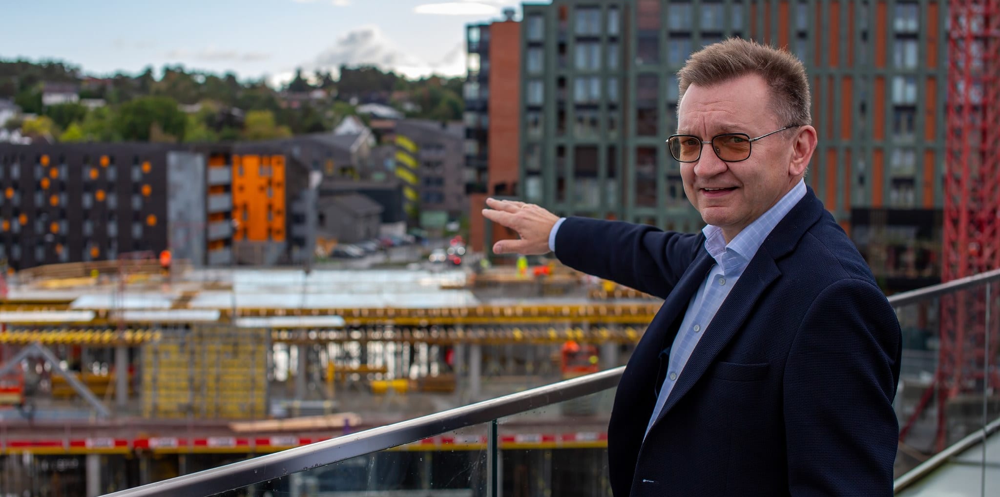 Markeds- og forvaltnings­direktør i Værste AS, Øivind Kvammen, ­foran bygge­plassen som ­huser den ­videre delen av byutviklings­prosjektet Værstetorvet.