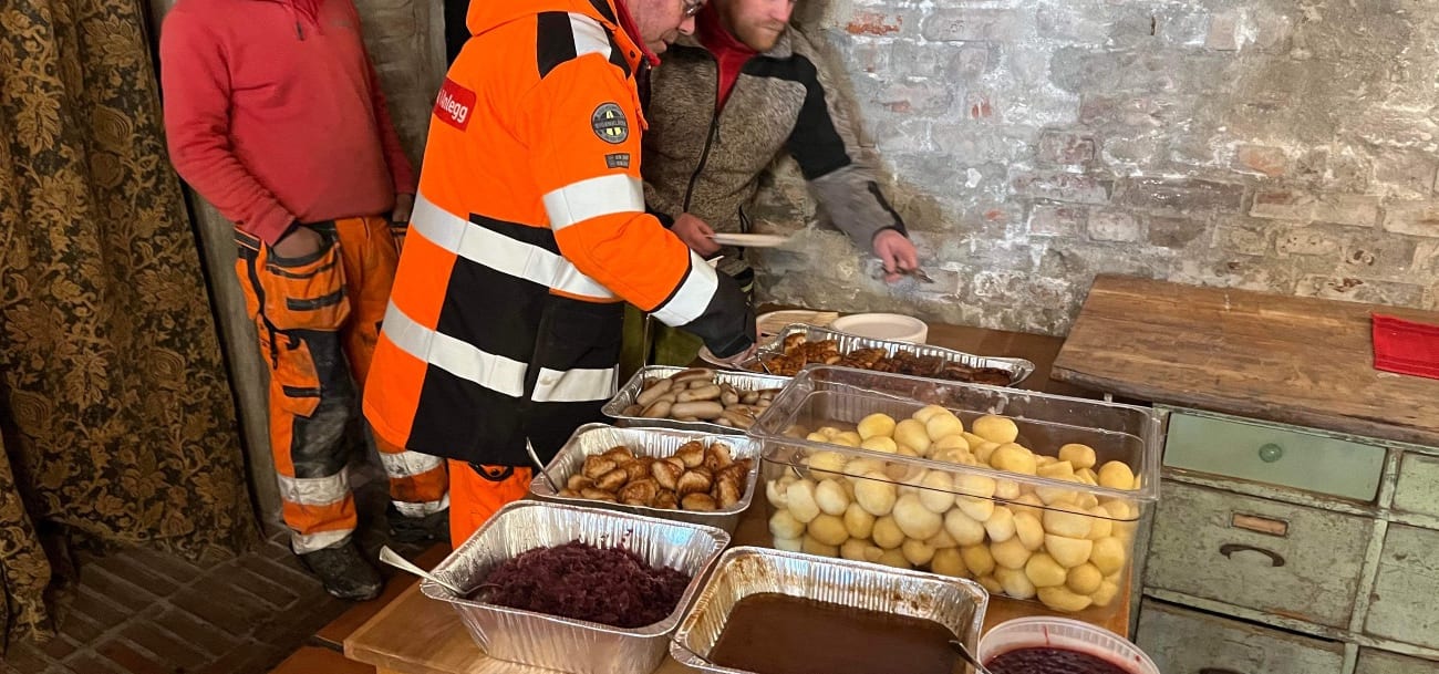 Det var rikelig mengder med nydelig julemat fra Eivinds selskapsmat og catering