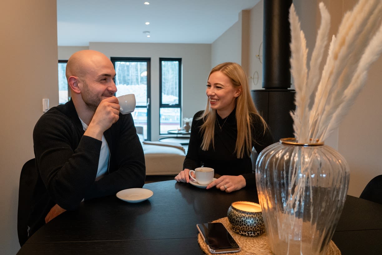 Det unge paret er veldig fornøyd med den åpne løsningen i første etasje på rekkehuset sitt. De valgte å plassere spisestuen i kroken og koser seg veldig med det.