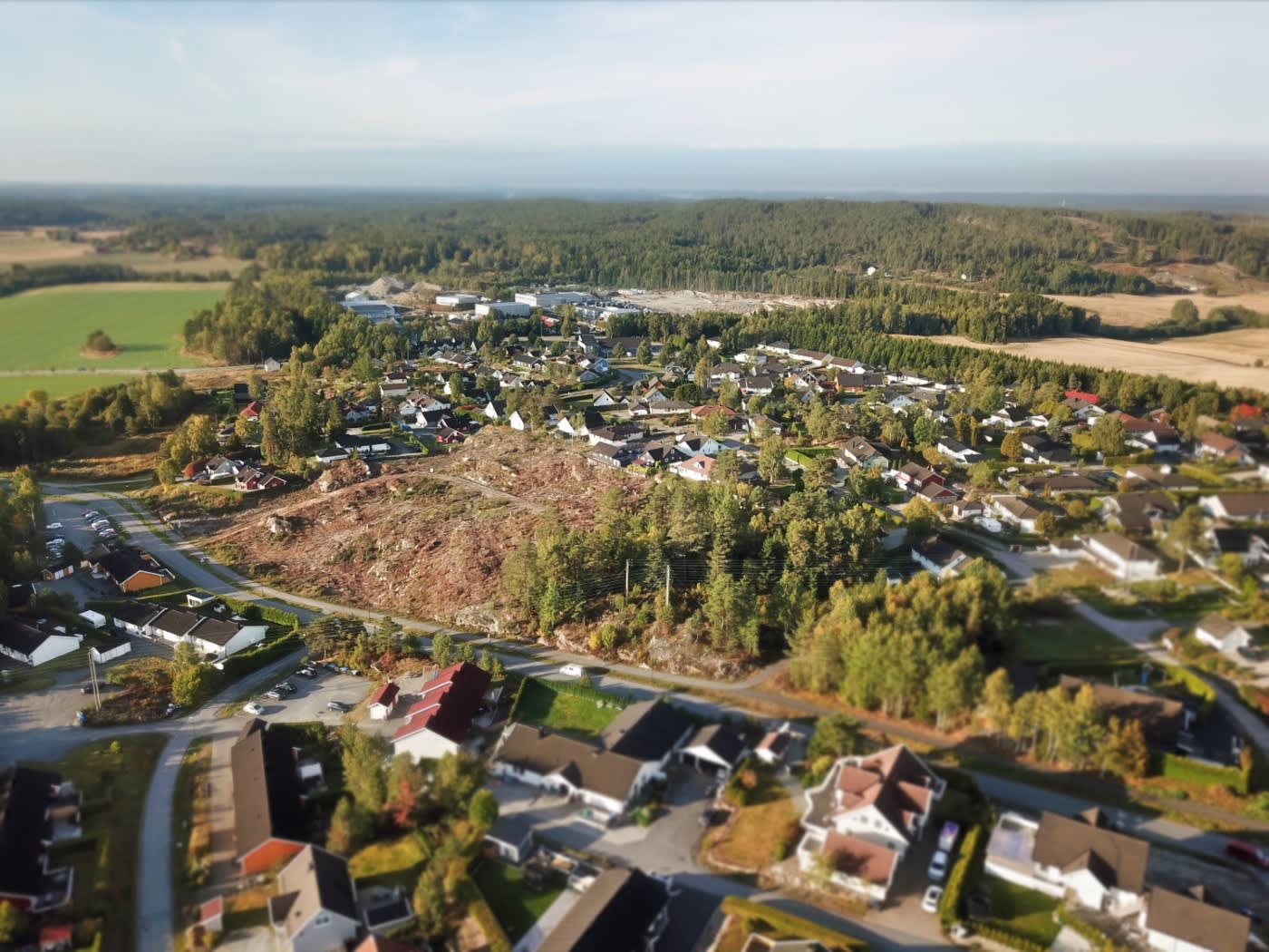 I Folkestad i Våler, et tettsted 10 minutter fra Mosseporten, har Solid Prosjekt kjøpt en utviklingstomt rett ved Kirkebygden skole og barnehage