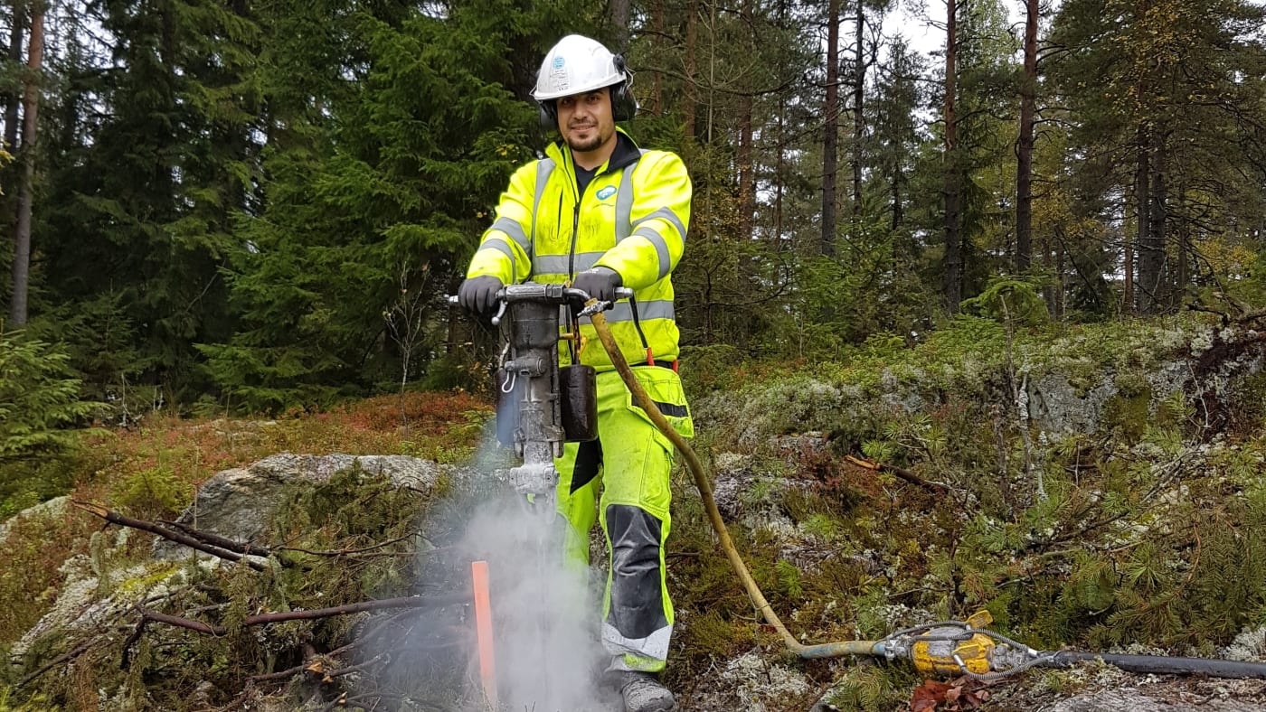 Rosings-montør i arbeid i skogsterreng