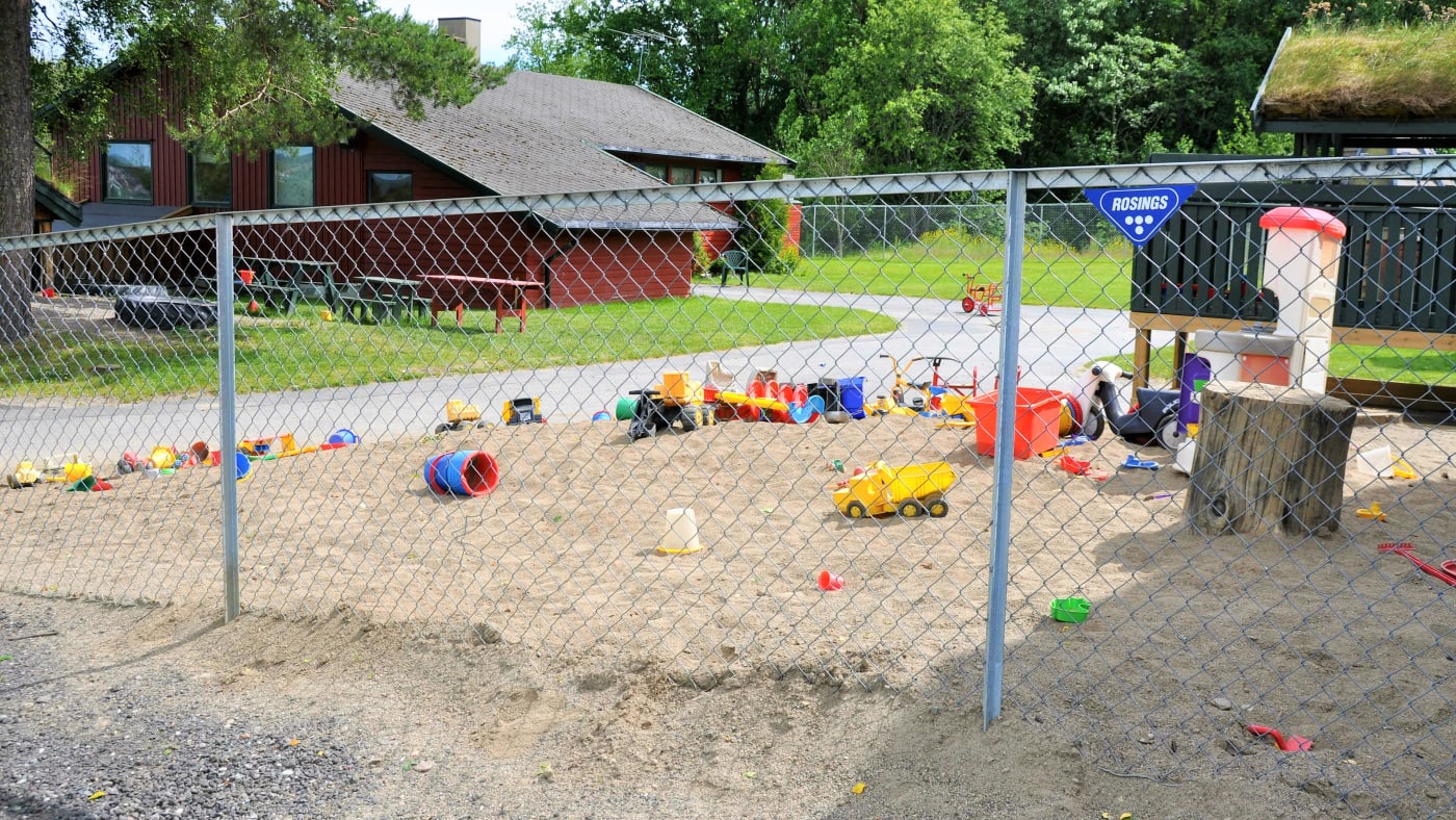 Flettverksgjerde rundt sandkasse i barnehage
