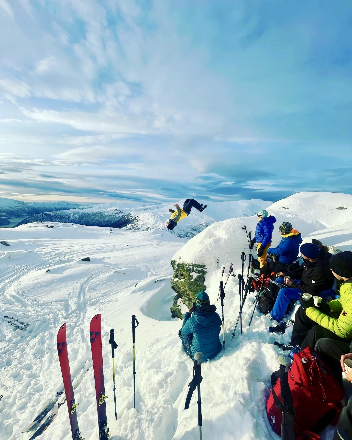 I Stryn er du ikkje langt unna luftige høgdar og pudder under beina.