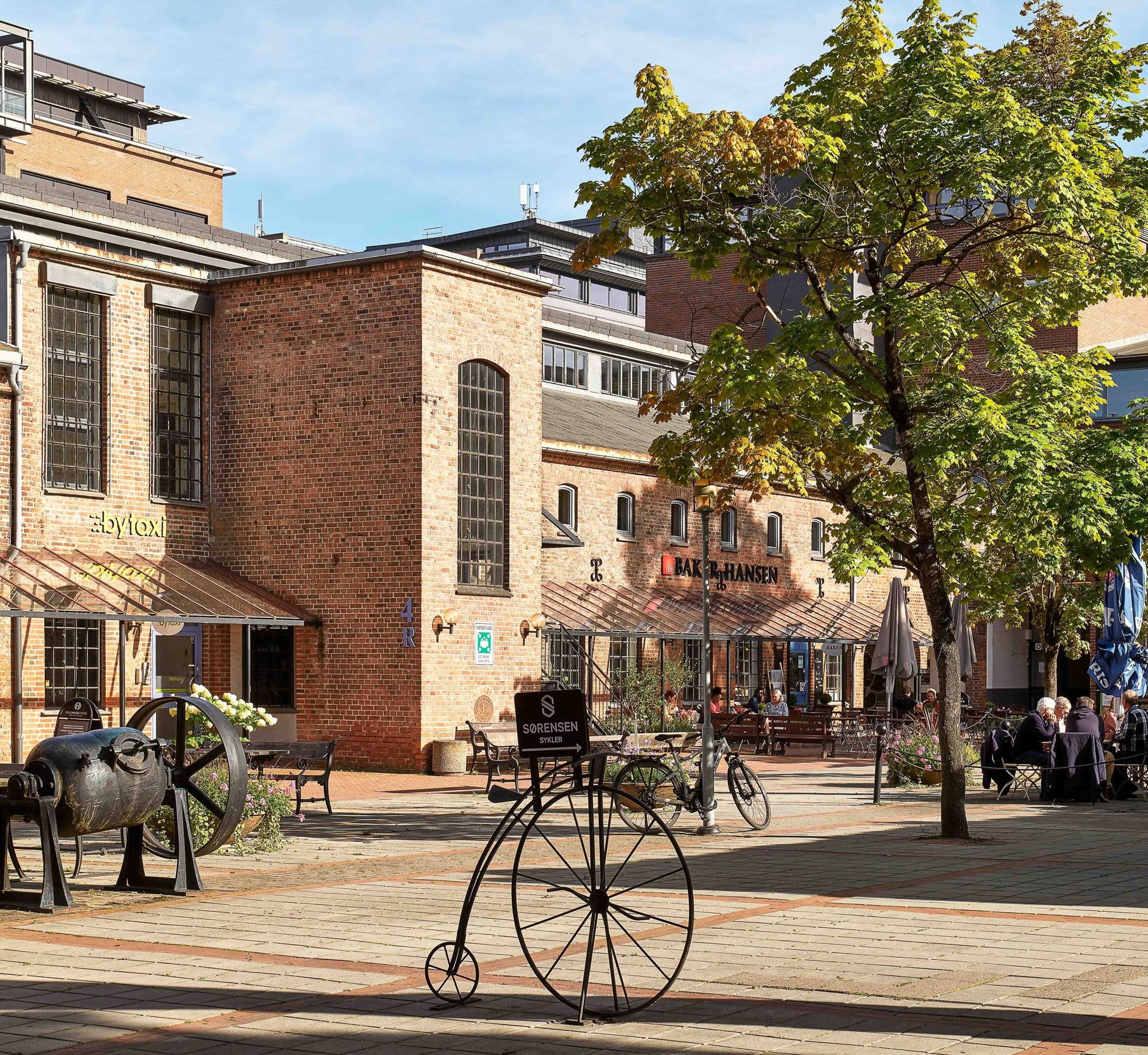 HISTORISKE OMGIVELSER: Grønvollkvartalet får sjarmerende Fyrstikktorget, med sine serveringssteder og butikker, som nærmeste nabo.