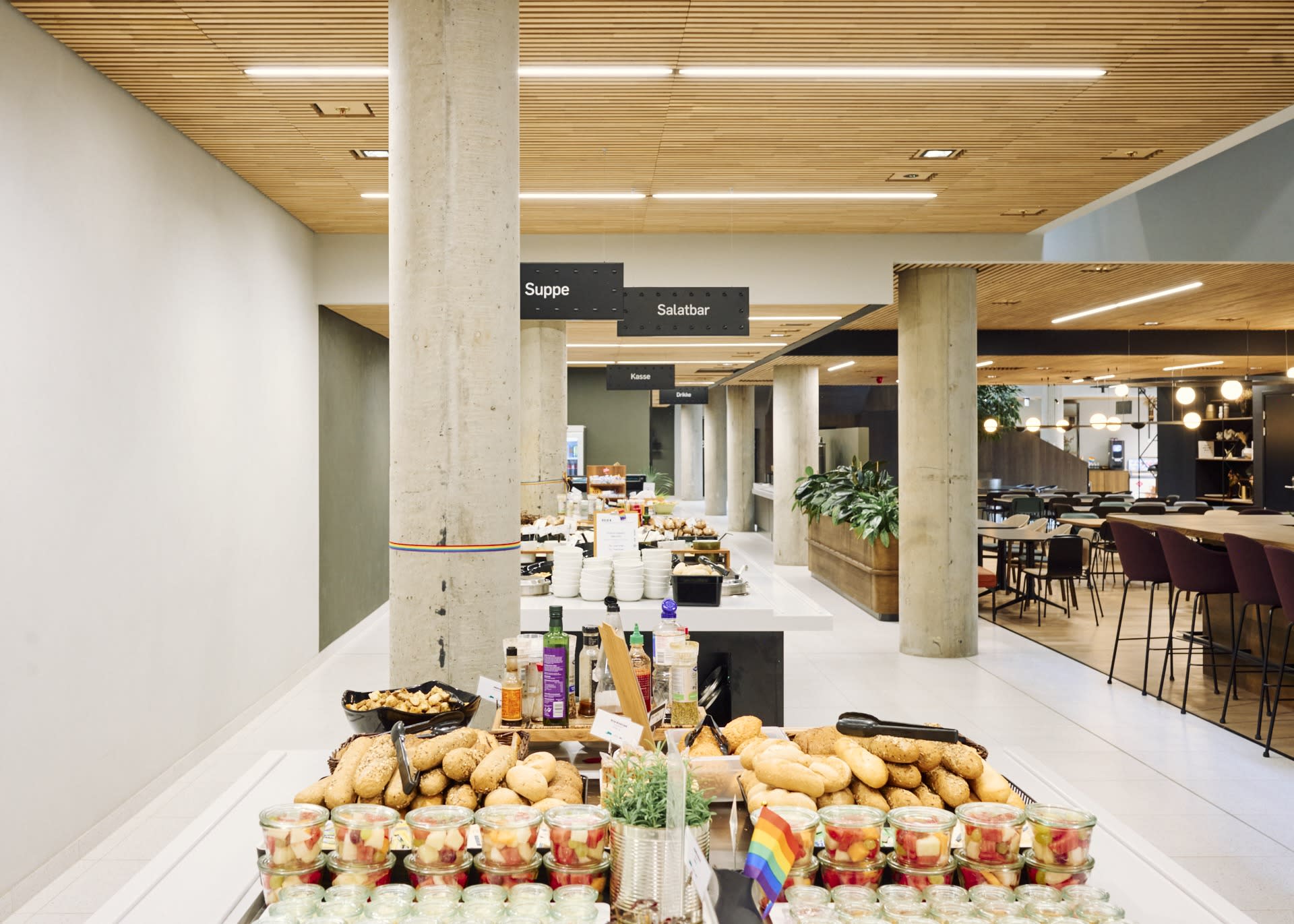 For Serena Proto er det viktig med lyse, moderne lokaler og en god kantine for å trives på jobb. Begge deler er hun svært fornøyd med på Oslo K.