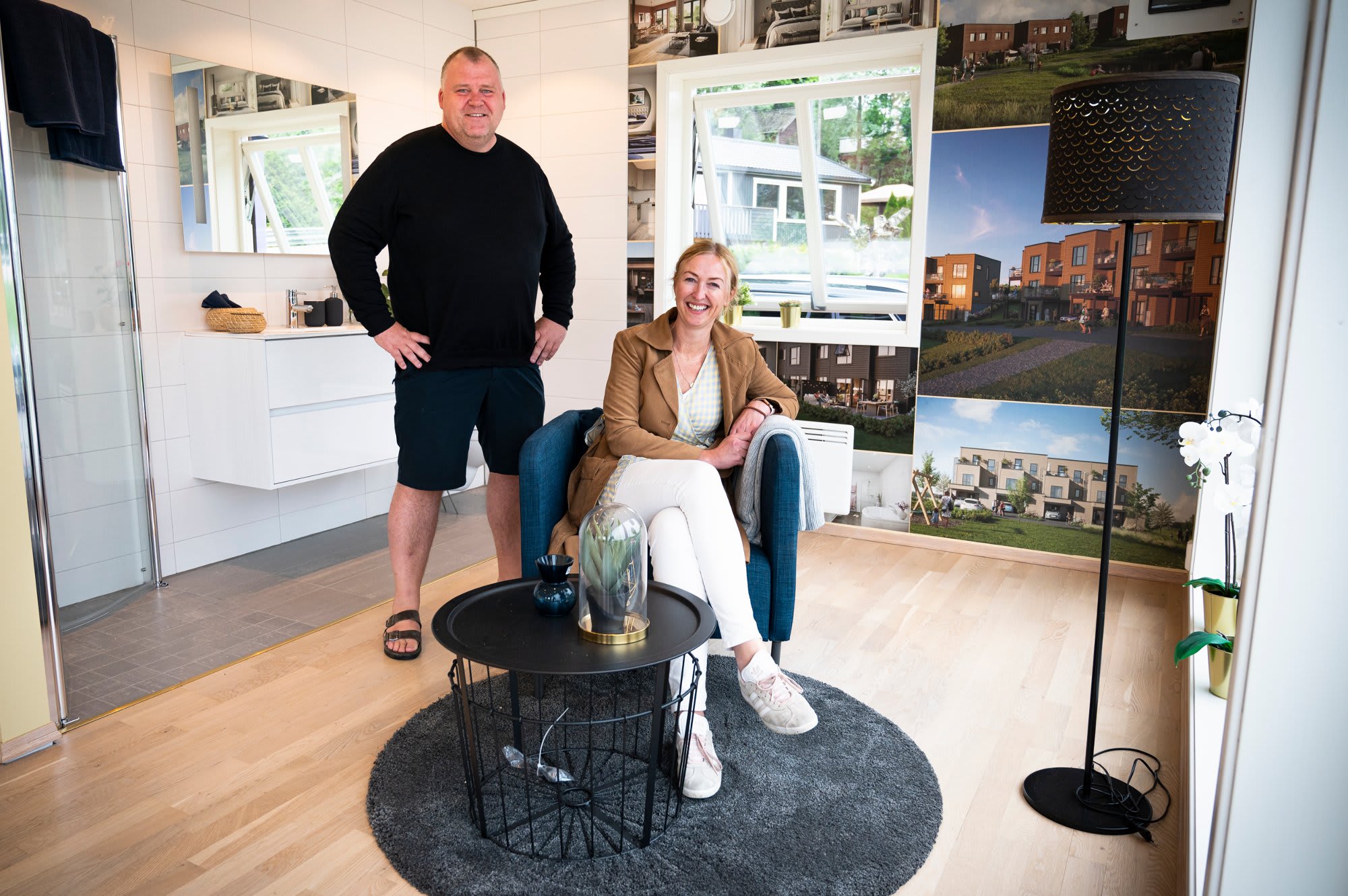 FORNØYD: Salgsleder, Thomas Johan Hagen og Silje Edman, markedssjef i Bakke Småhus, er fornøyd med salgsstarten og responsen prosjektet har fått i markedet så langt. Foto: Anders Stensås