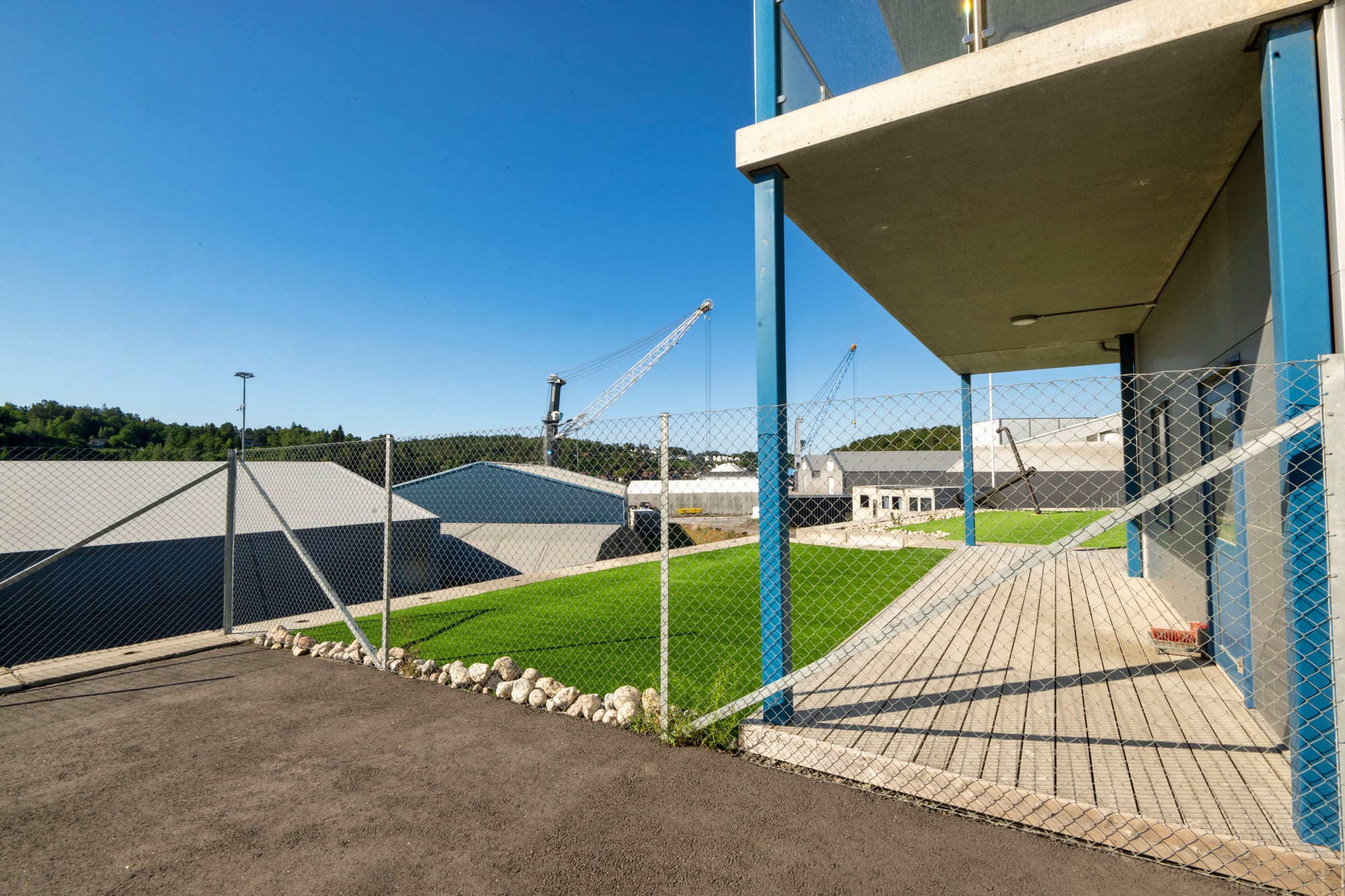 Gjerder og grinder ved Arendal havn er levert av Rosings Industrier i en årrekke. (Foto: Olav Svaland)