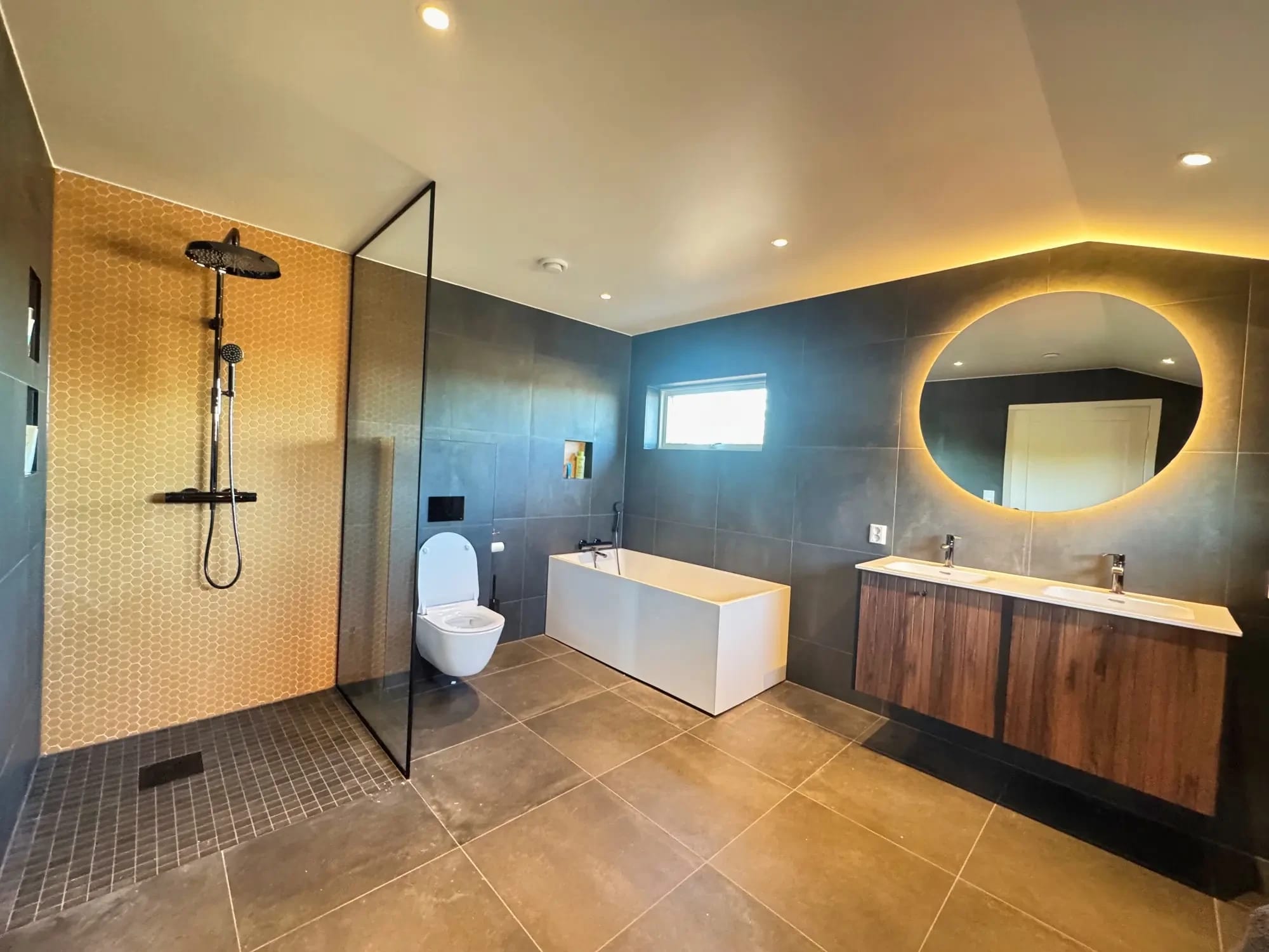 Elegant, lekkert og moderne er stikkord som kjennetegner det flotte hovedbadet i huset