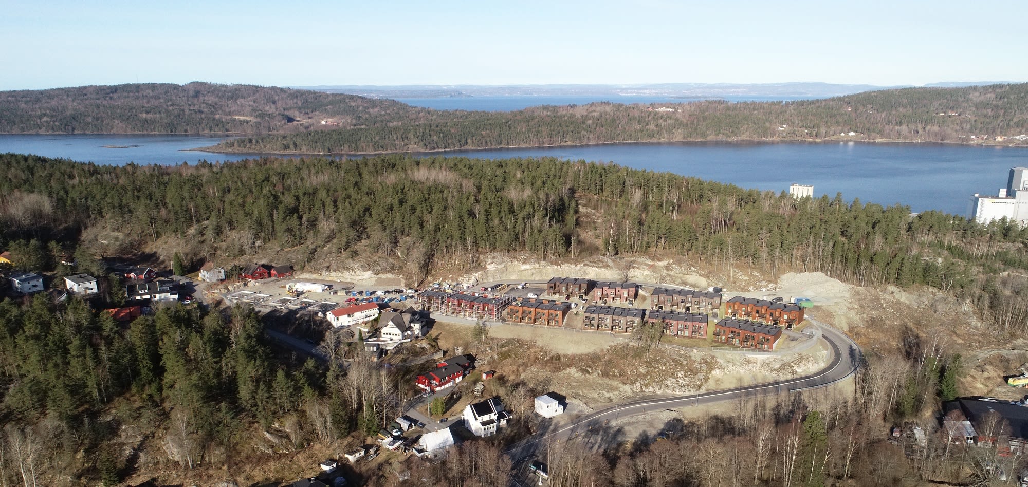 Mølleåsen ligger fint til i terrenget med kort vei til både turområder, vannet, bademuligheter, skole, barnehage, togstasjon og butikker.