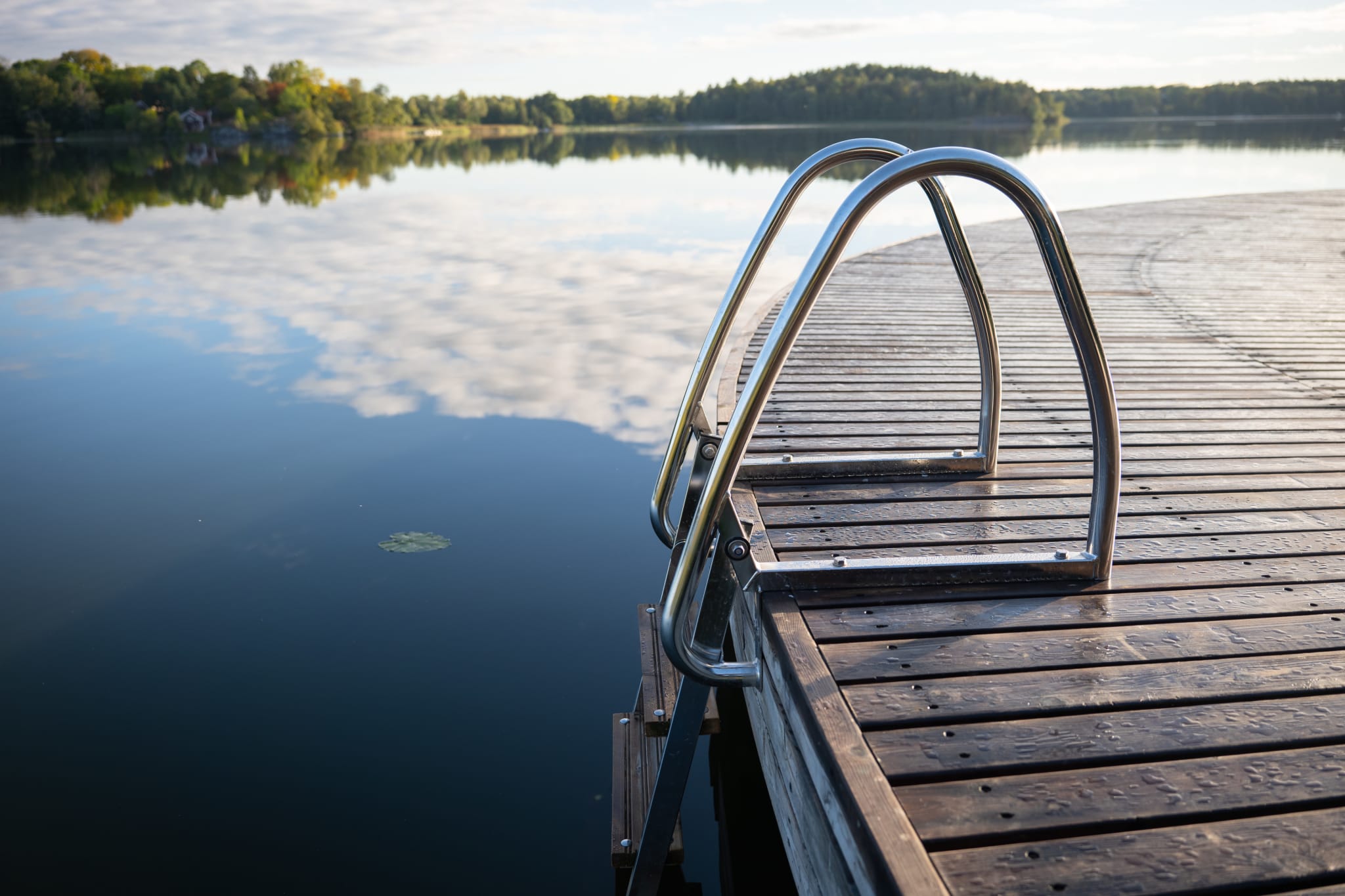 Badbryggan i morgonljus 