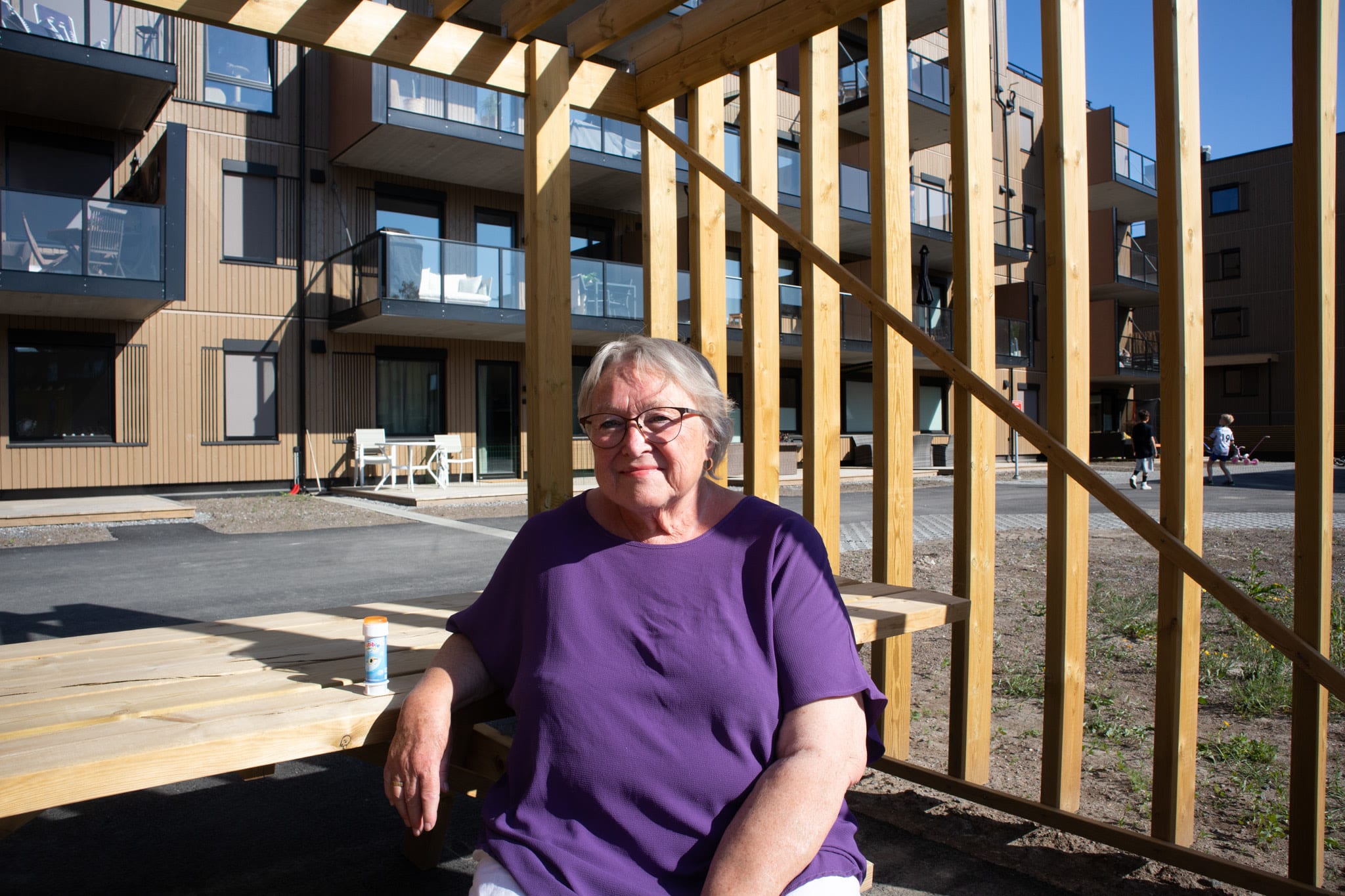 Beboer Wenche Undrum sier at Bakkekontakt gjør at man har lavere terskel for å ringe på døra til naboen. Foto: Stine Løkstad, RB