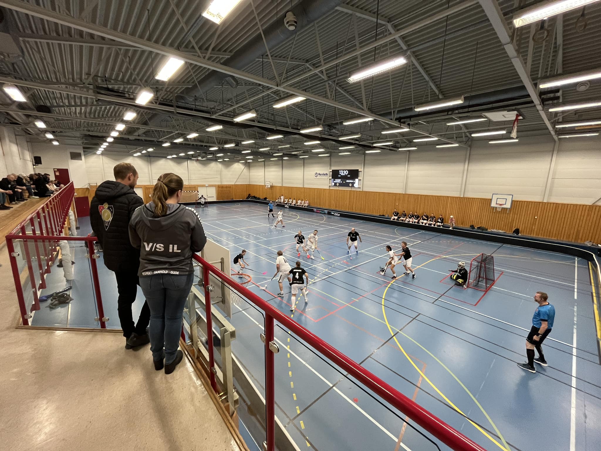 Innebandy i Vålerhallen. Bilde hentet fra Facebook siden til Vansjø/Svinndal Idrettslag.