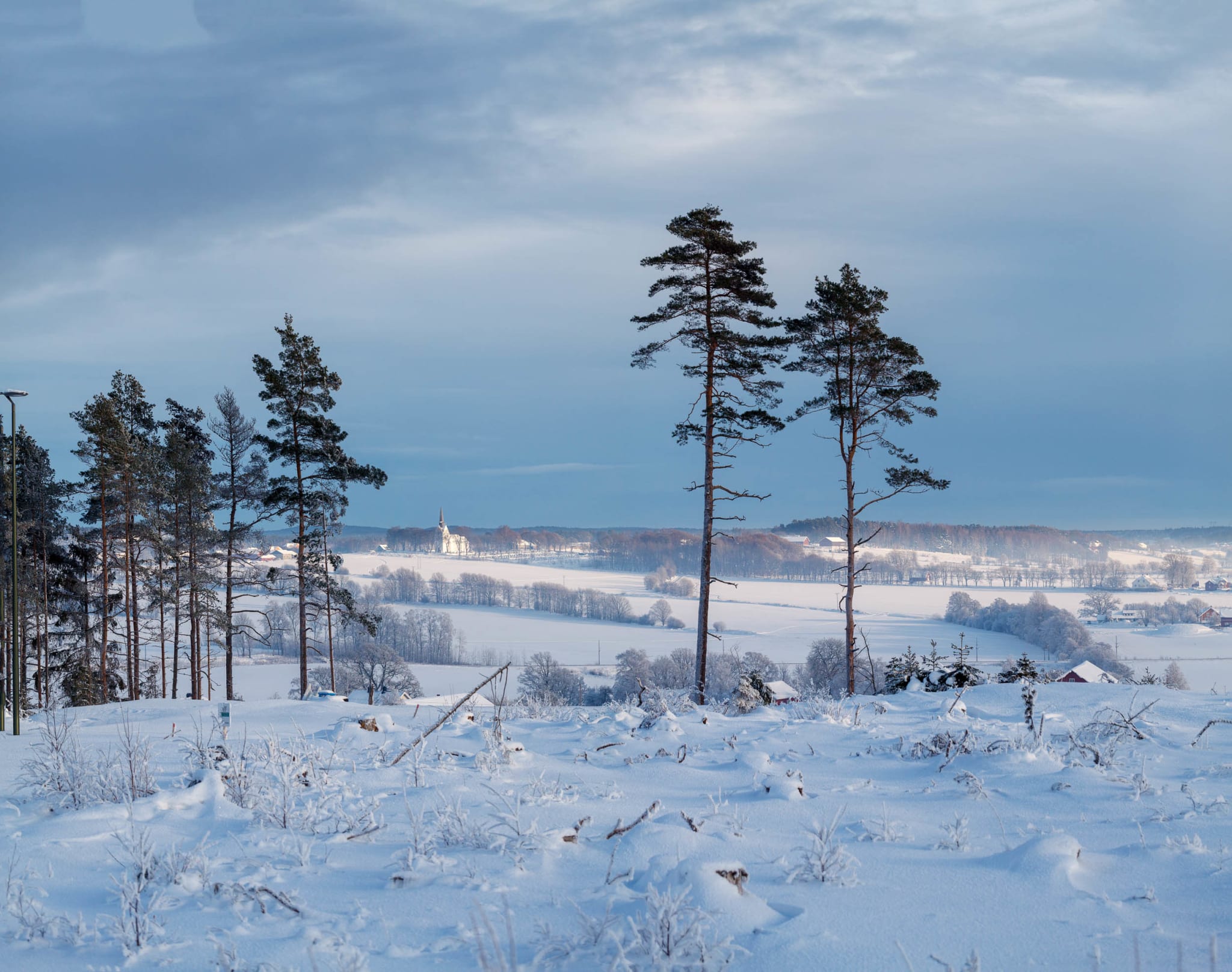 Fra Strømnesåsen får flere av de nye boligeierne utsikt mot Råde Kirke, her omgitt av magisk vinterstemning