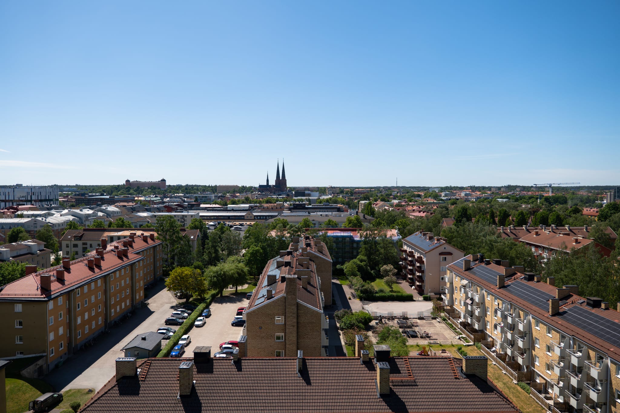 Utsikt från den stora balkongen mot domkyrkan och slottet