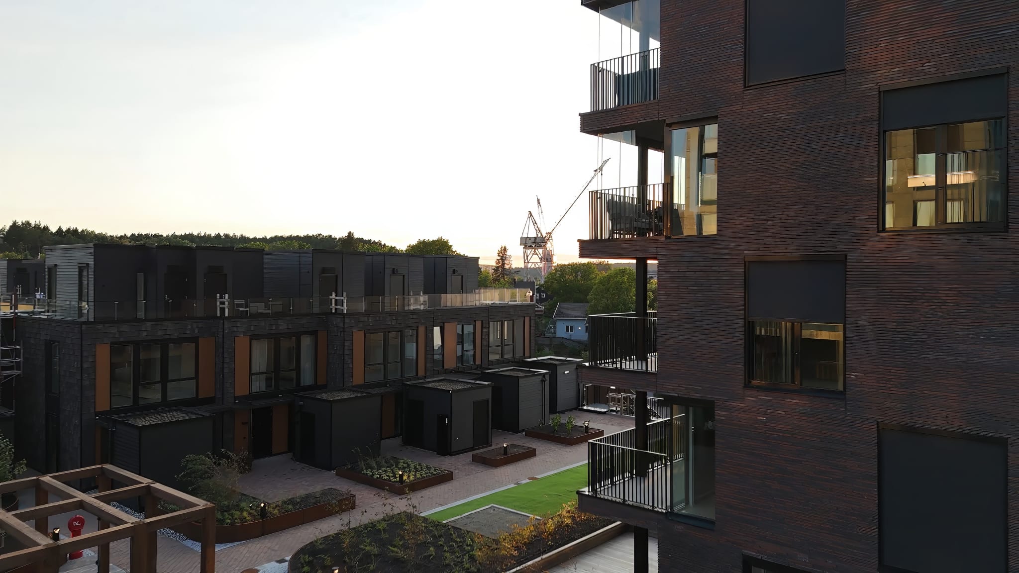 Byhavens Townhouse ligger i seks rekker midt på den store takhagen.
