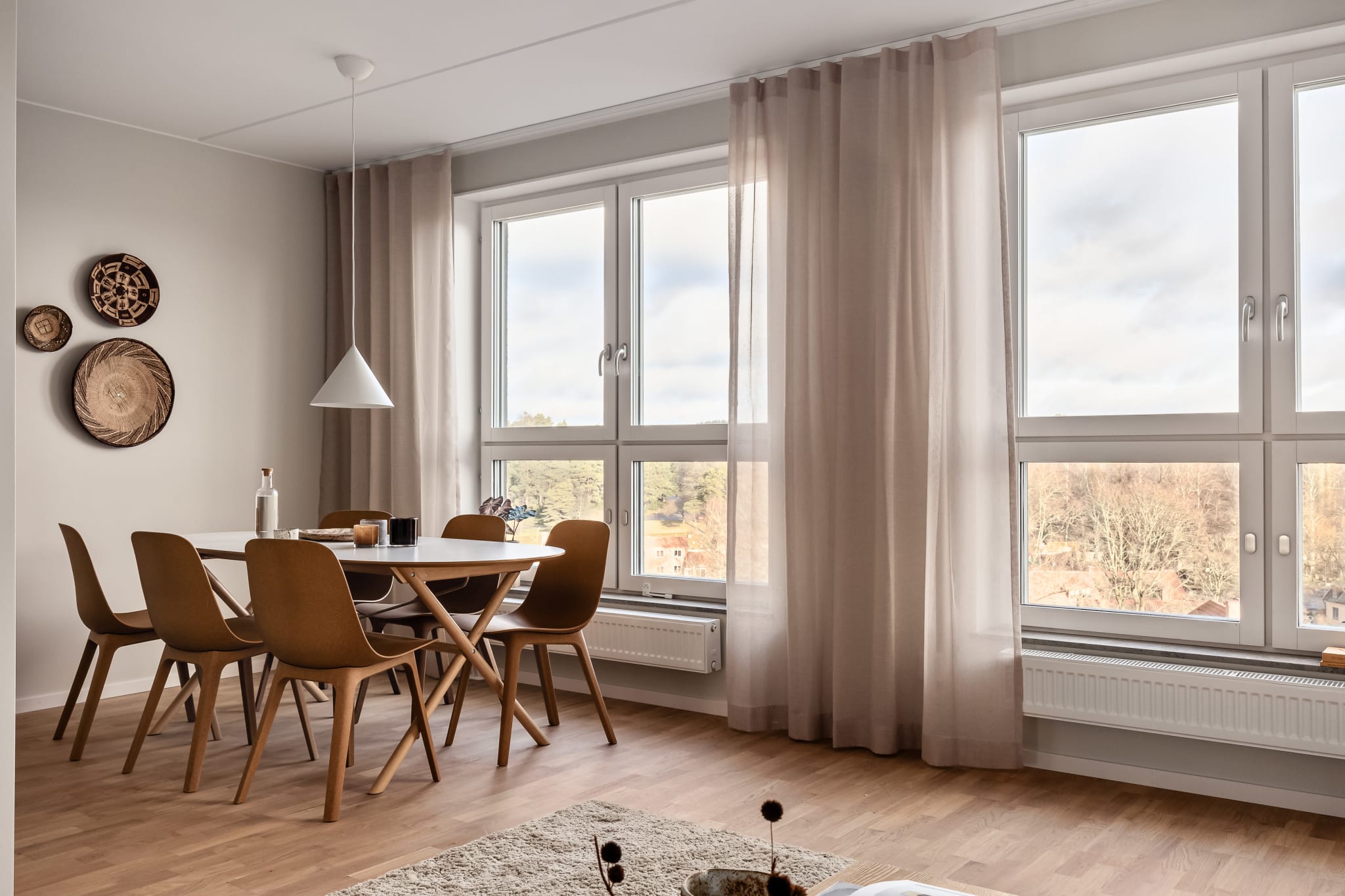 Matplats i stilen Nordan med stora fönster mot Solnavägen