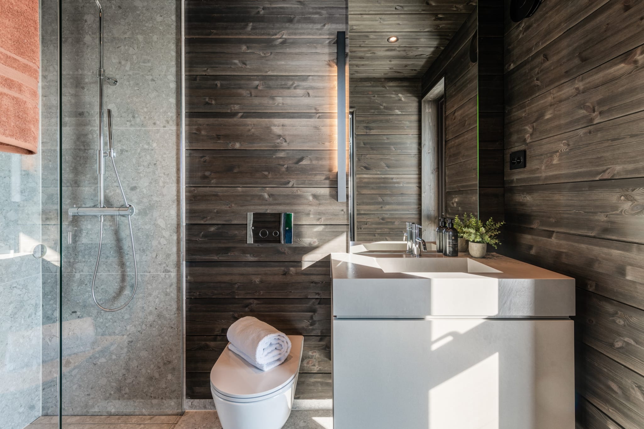 Soverommet i 2. etg har eget on-suite bad. Foto: Terje Bjørnsen.