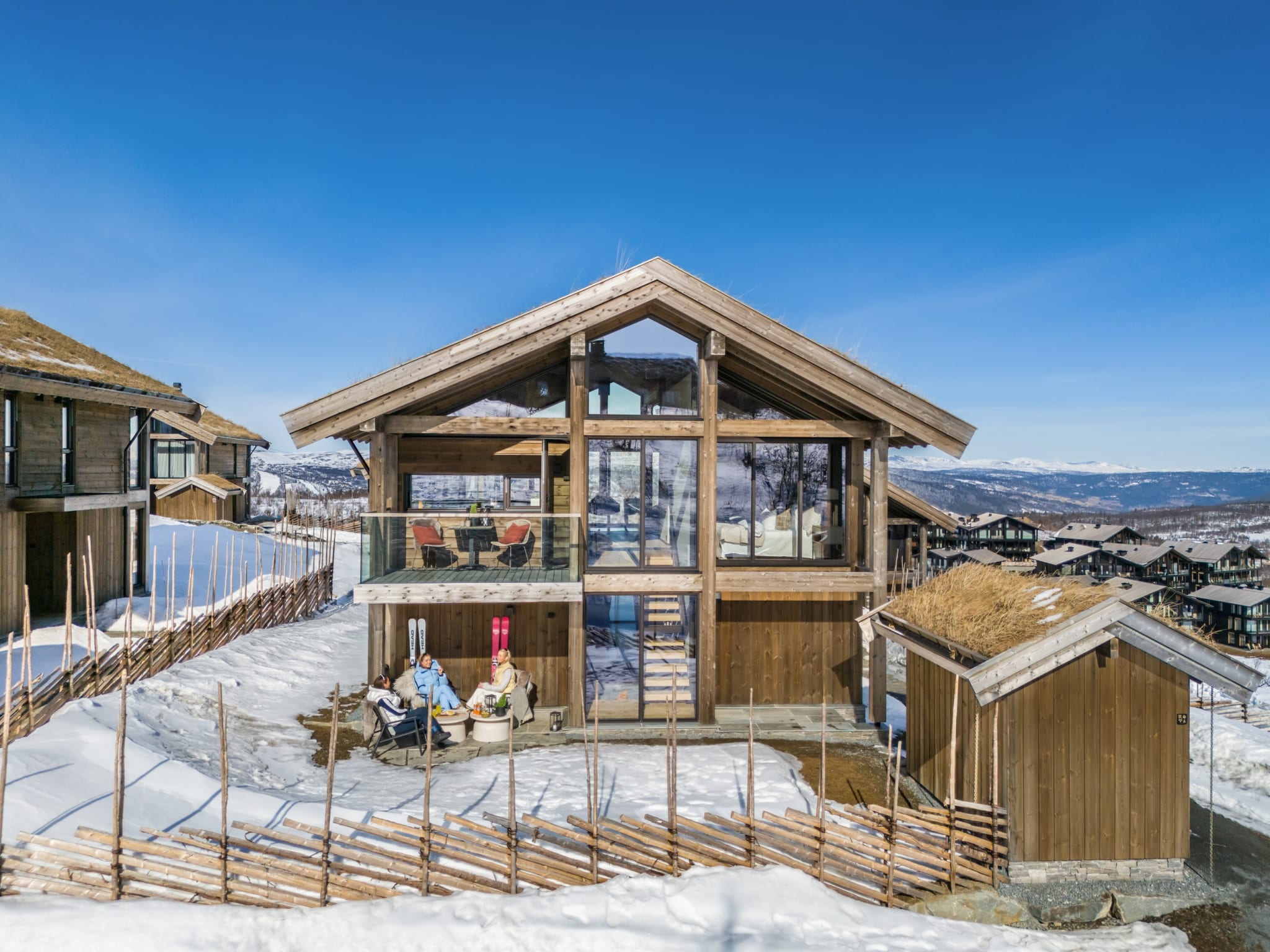 Hver chalet har utvendig bod, samt bod i garasjen. Foto: Terje Bjørnsen.