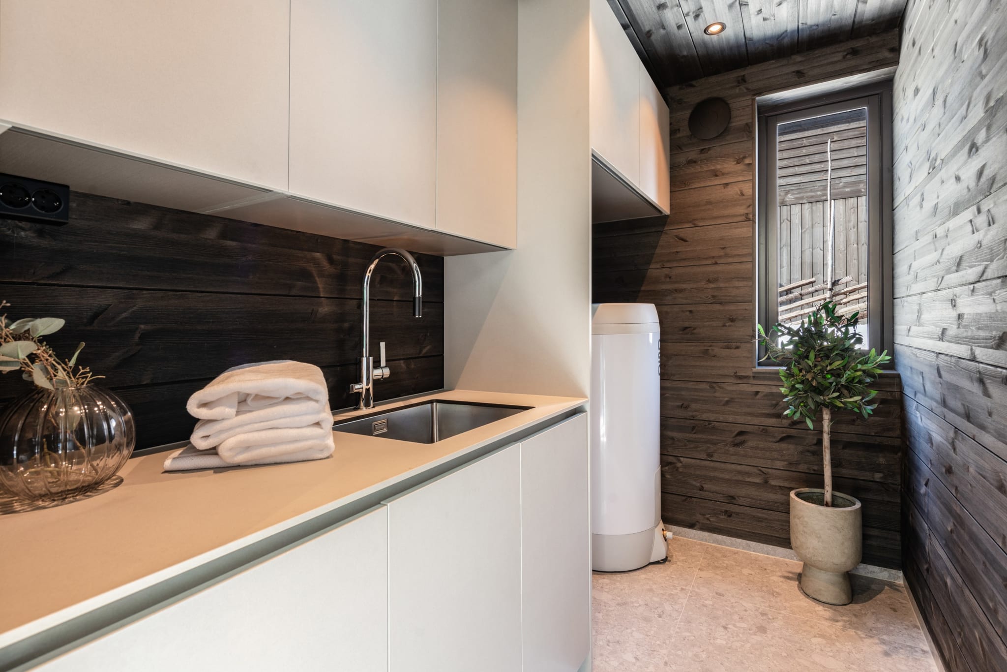 Vaskerom med plass til vaskemaskin, tørketrommel og gode muligheter for oppbevaring. Foto: Terje Bjørnsen.