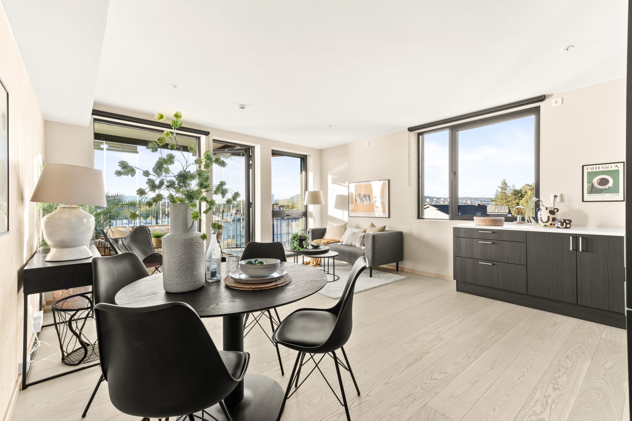 Bilder av tilsvarende leilighet i etasjen over. 