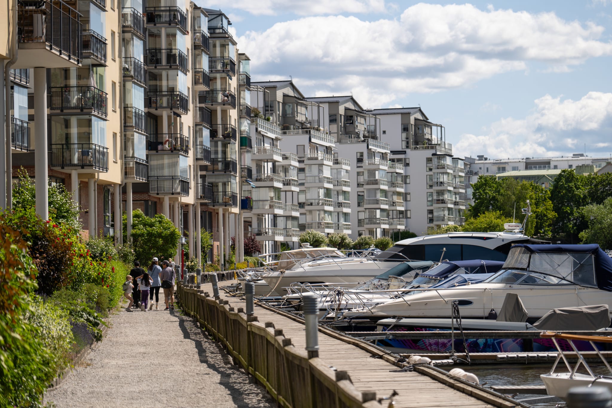 Bällstaån med båtliv och bryggor
