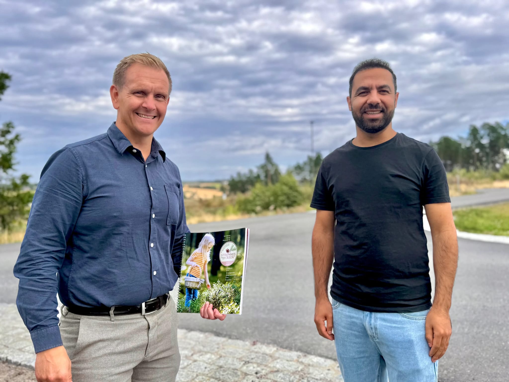 Ahmad og eiendomsmegler Raymond Bøhn avbildet på Strømnesåsen