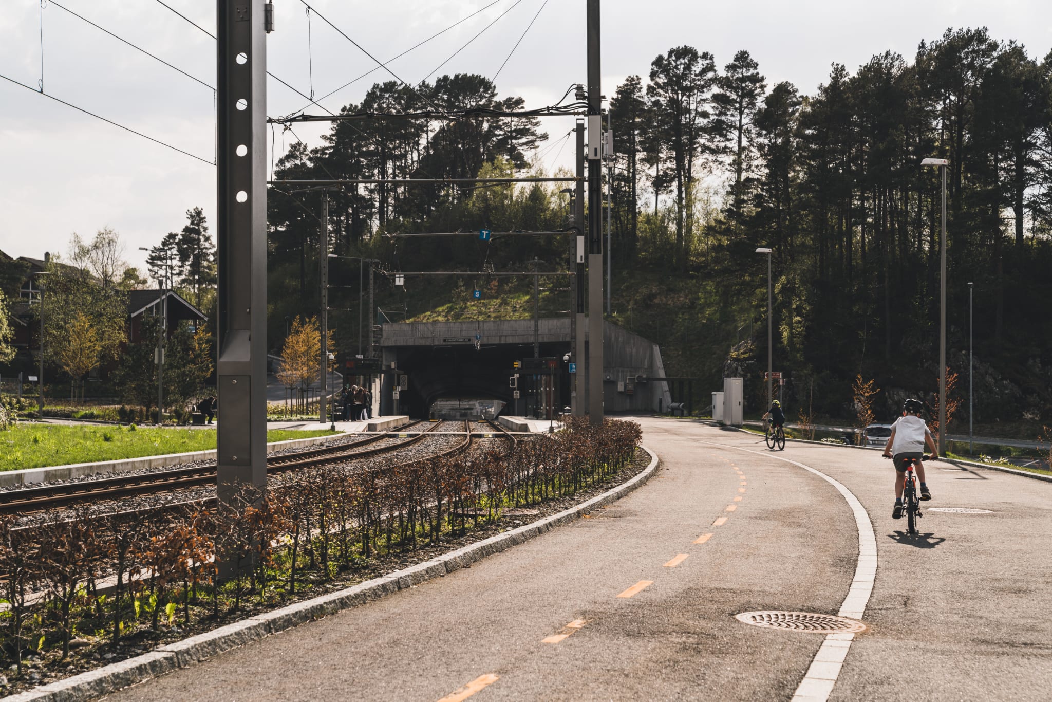 Bil, bane, sykkel? Ved sandsli Stasjon er det tilrettelagt at du kommer deg rundt. Mye finner du også i gåavstand