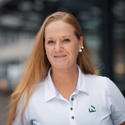 Portrett av Gro Anita Sagen, Hyttekonsulent hos Familiehytta