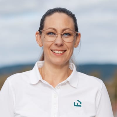 Portrett av Lene Camilla Moe, Salgskoordinator hos Familiehytta