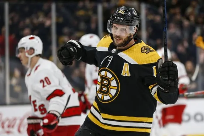 Boston Bruins vs Carolina Hurricanes 8/11/20 - NHL Picks & Predictions