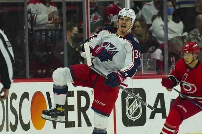 Columbus Blue Jackets at Carolina Hurricanes 2/25/22 - NHL Picks & Predictions