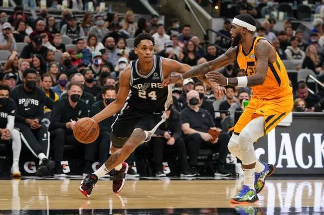 Utah Jazz at San Antonio Spurs 3/11/22 - NBA Picks & Predictions