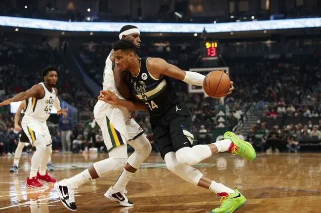 Milwaukee Bucks at Utah Jazz 3/14/22 - NBA Picks & Predictions