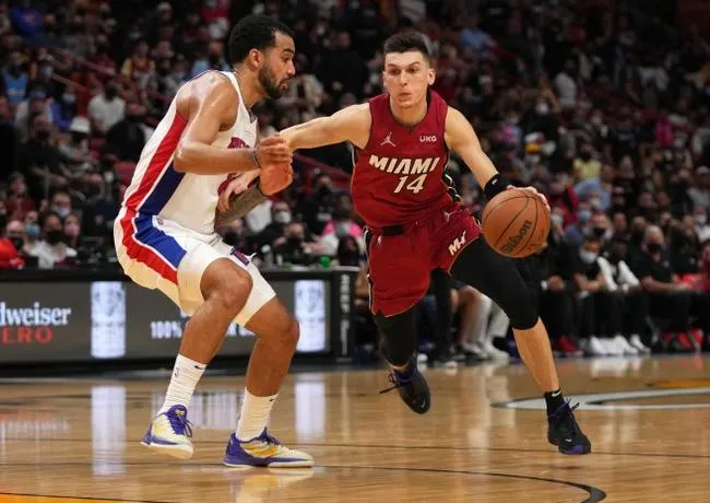 Detroit Pistons at Miami Heat 3/15/22 - NBA Picks & Predictions