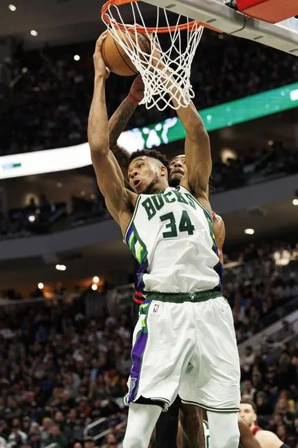 Chicago Bulls at Milwaukee Bucks 4/27/22 - NBA Picks & Predictions