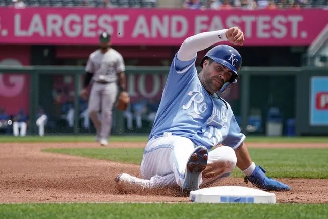 Chicago White Sox at Kansas City Royals 5/17/22 - MLB Picks & Predictions