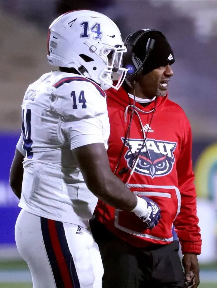 Western Kentucky at Florida Atlantic 11/26/22 - College Football Picks & Predictions