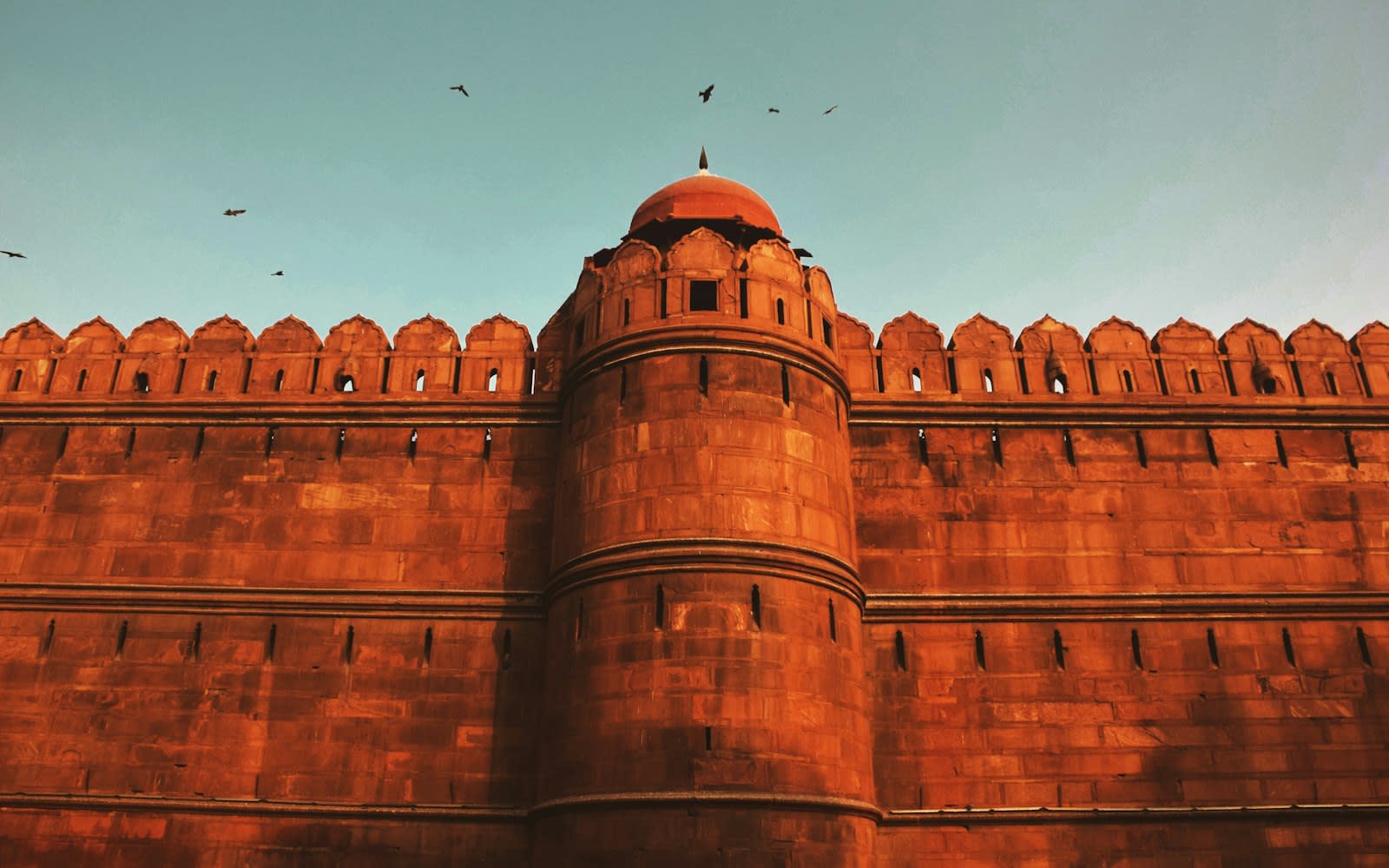 A red sandstone rampart with a round bastion at the Red Fort