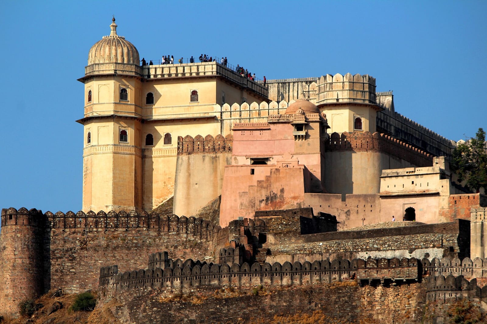 The sandstone-yellow Badal Mahal palace at the top of Kumbhalgarh Fort