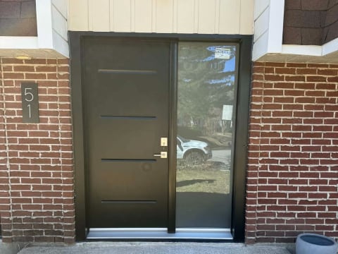 Porte d'acier contemporaine noire modèle Vog avec panneau latéral vitré pleine hauteur satiné