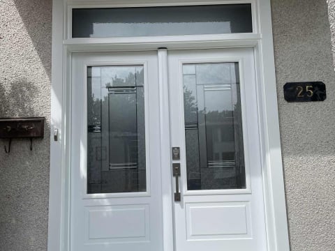 Portes d'acier doubles blanches à verre décoratif avec imposte verre givré