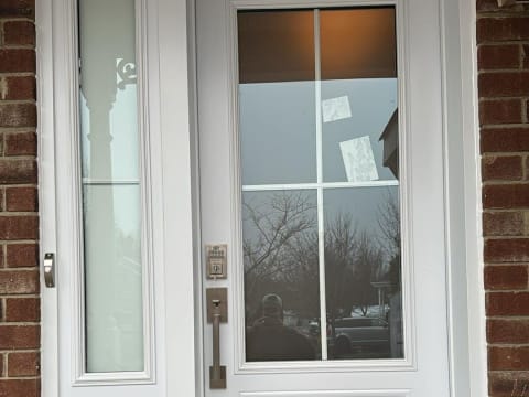 Porte d'acier classique blanche à carrelage avec un latéral