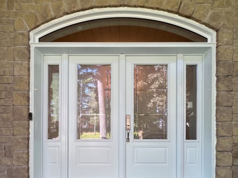 Porte d'acier double classique blanche à carrelage avec deux latéraux et imposte cintrée
