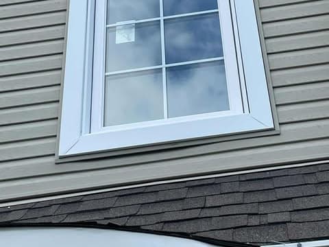 Fenêtre à battant blanche en PVC avec carrelage