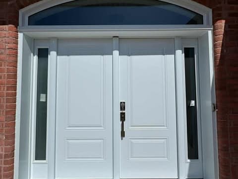Porte d'acier double classique blanche avec deux latéraux et imposte en arc de cercle