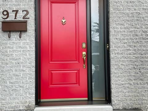 Porte d'acier classique rouge vif avec panneau latéral vitré