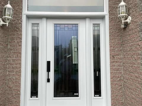 Porte d'acier classique blanche à vitrail avec deux latéraux et imposte; vitrail Novatech modèle Portrait