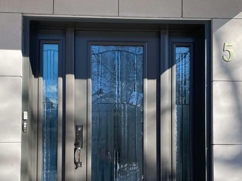 Porte d'acier contemporaine sablon à vitraux avec deux latéraux