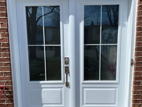 Porte d'acier double classique blanche avec carrelages